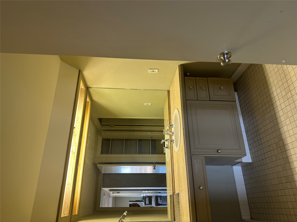 1122 Colorado Street, Unit 1902 Austin, TX 78701 - Photo 9 of 15 a view of room with a large window and tub