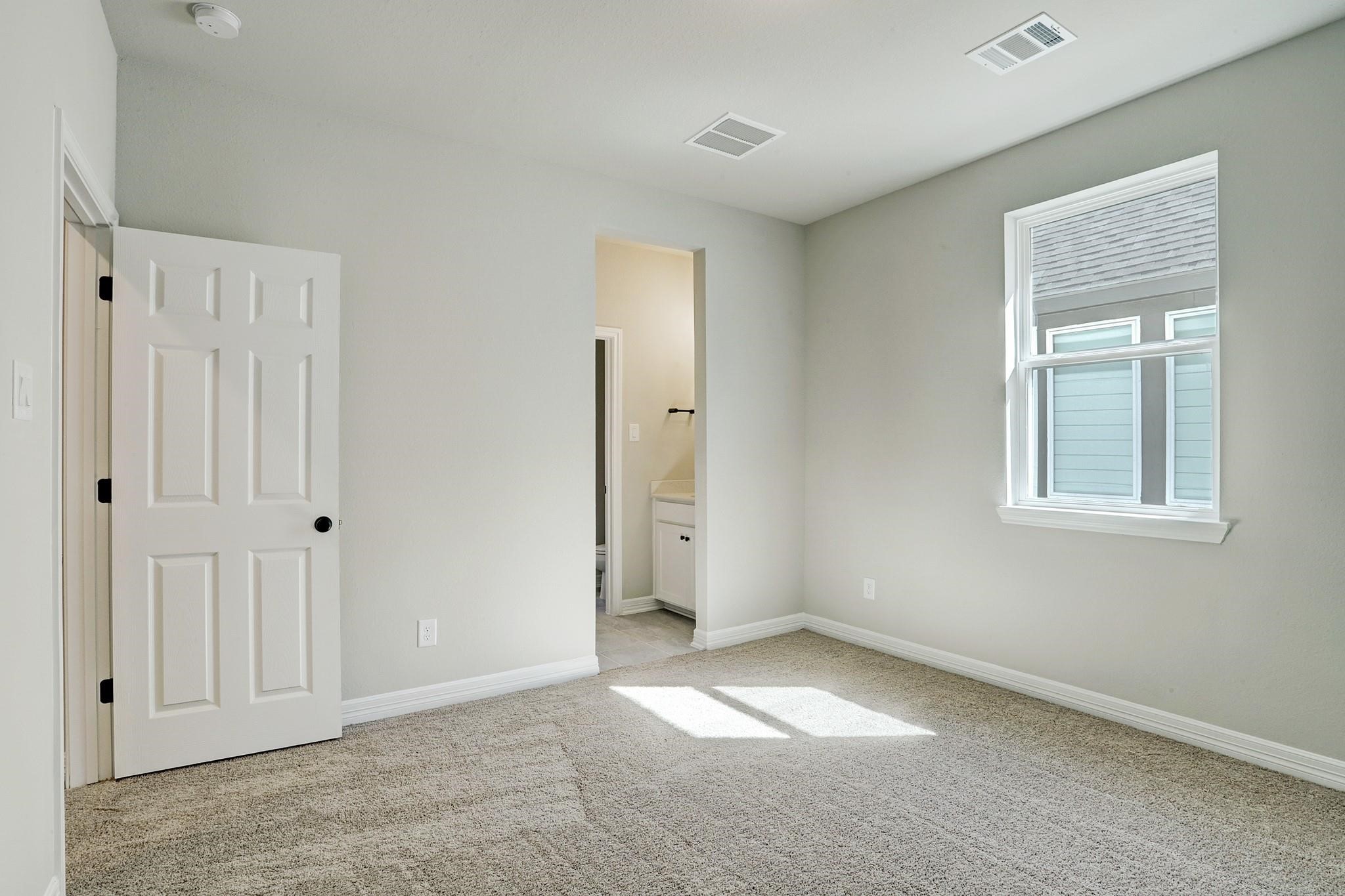9522 Caddo Ridge Lane Cypress, TX 77433 - Photo 21 of 38 an empty room with windows and closet