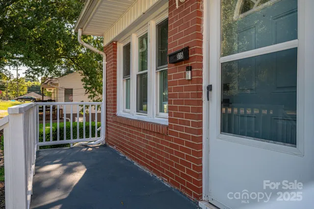 a front view of house with yard and entertaining space