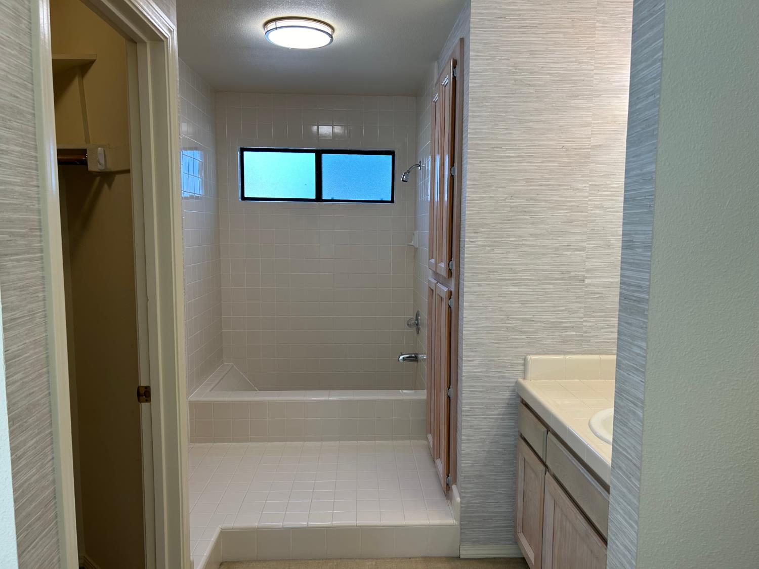 1067 Rio Cidade Way Sacramento, CA 95831 - Photo 29 of 33 a bathroom with a bathtub