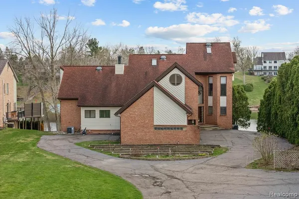 $995,000 | 10785 Oxbow Lakeshore Drive, White Lake, MI 48386
