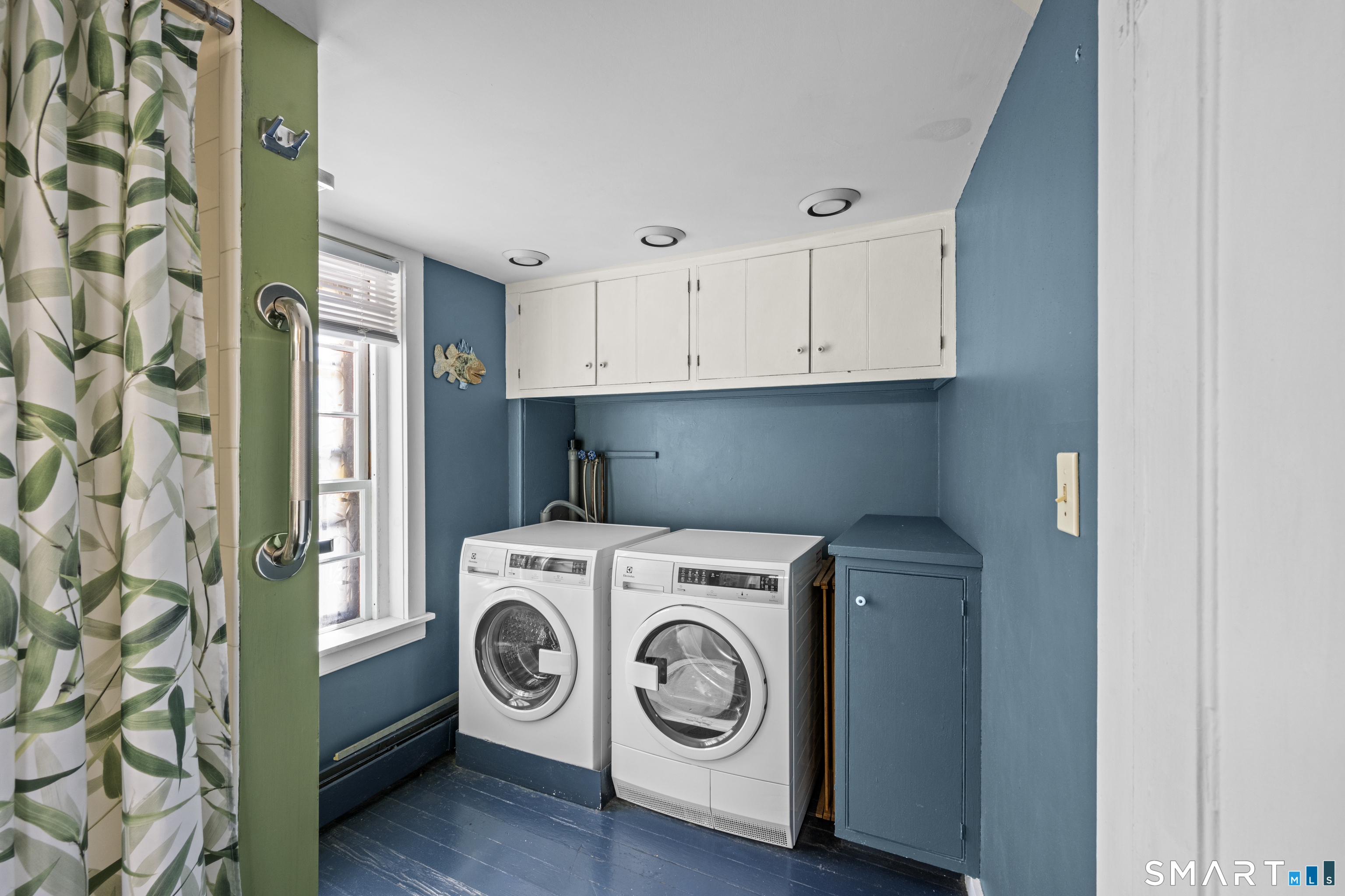371 Washington Street Norwich, CT 06360 - Photo 24 of 38 a utility room with dryer and washer