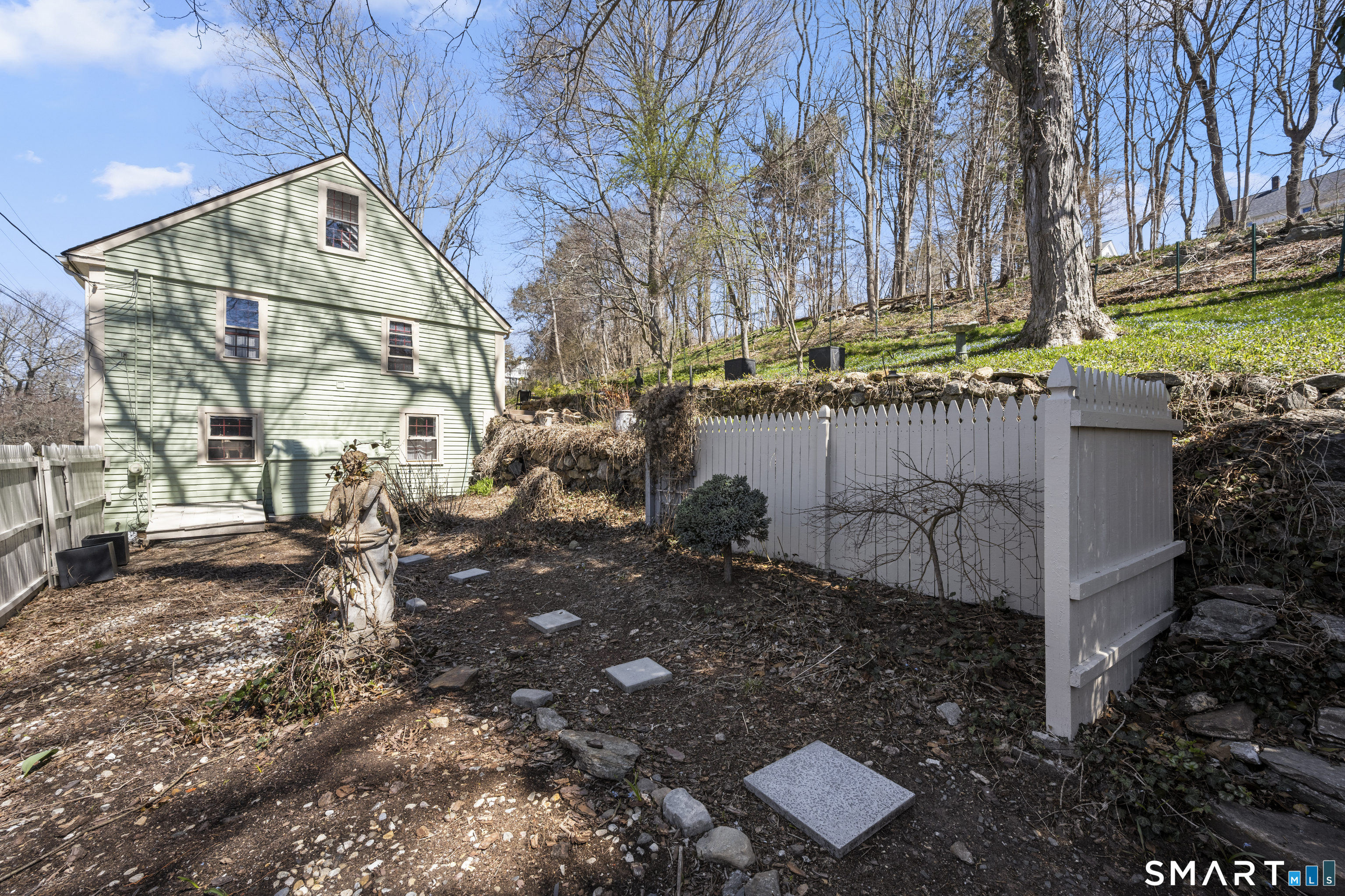 371 Washington Street Norwich, CT 06360 - Photo 35 of 38 a backyard of a house with lots of green space