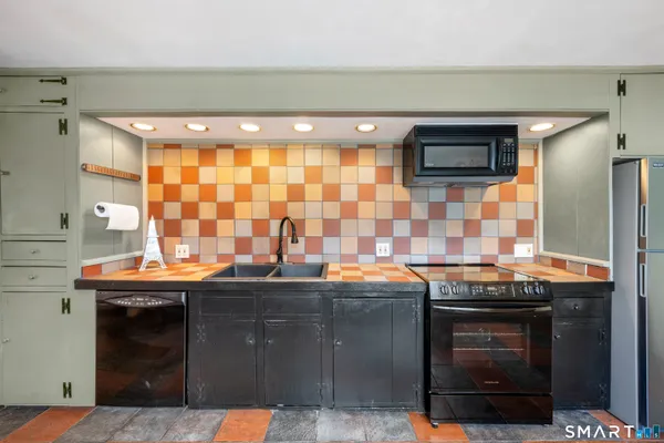 $450,000 | 371 Washington Street, Norwich, CT 06360