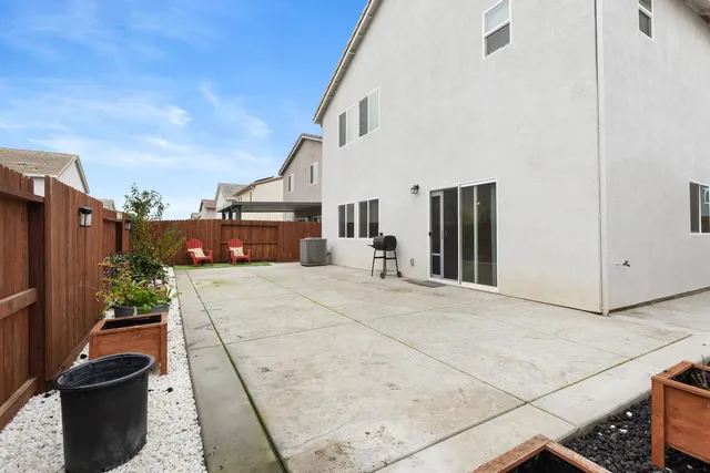 a view of back yard of the house