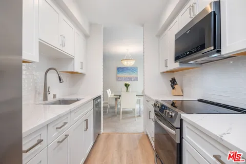$949,000 | 809 South Bundy Drive, Unit 205, Los Angeles, CA 90049