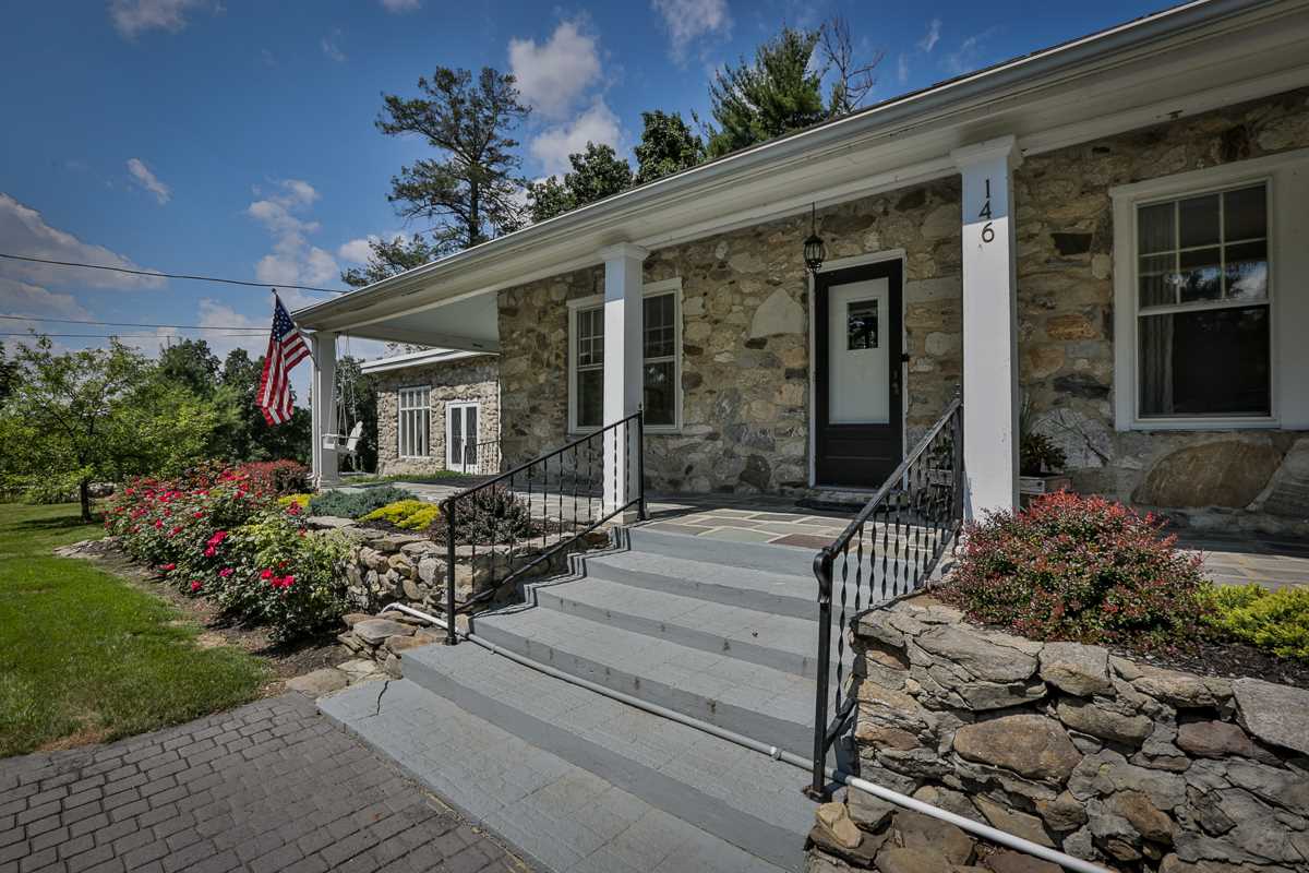 146 Haverhill Road Salem, NH 03079 - Photo 3 of 39