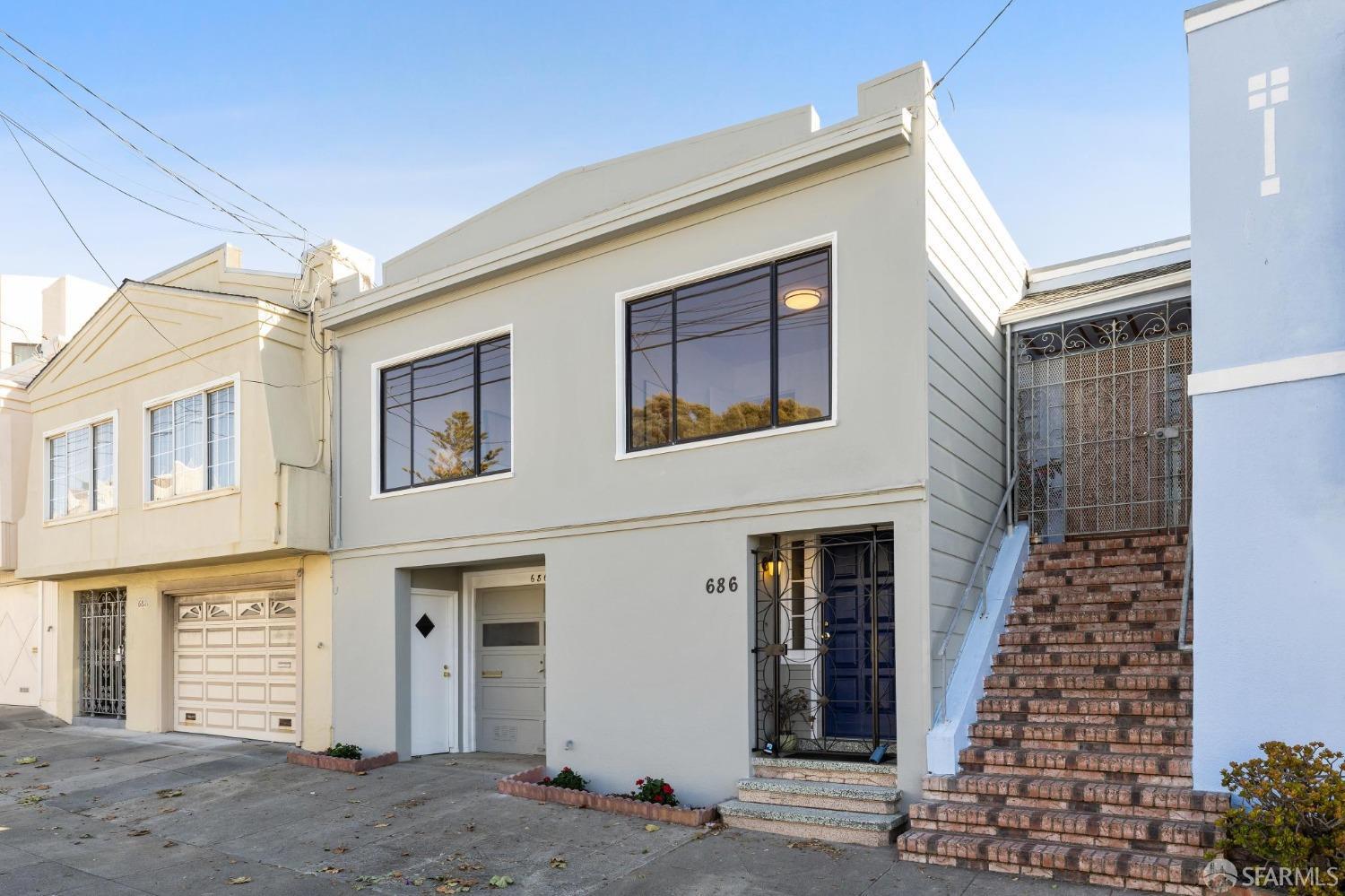 686 29th Avenue San Francisco, CA 94121 - Photo 3 of 69 a front view of a house