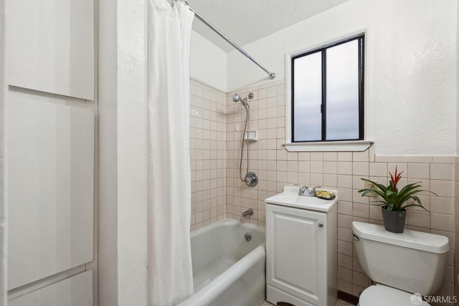 686 29th Avenue San Francisco, CA 94121 - Photo 46 of 69 a bathroom with a toilet and a bathtub