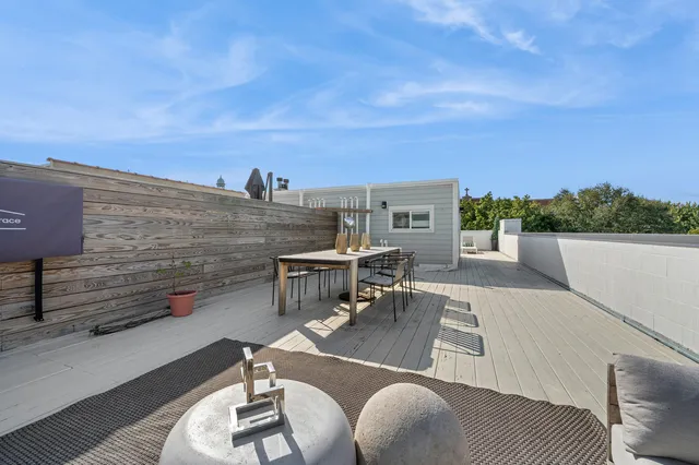 $725,000 | 2237 North Hoyne Avenue, Unit 3N, Chicago, IL 60647