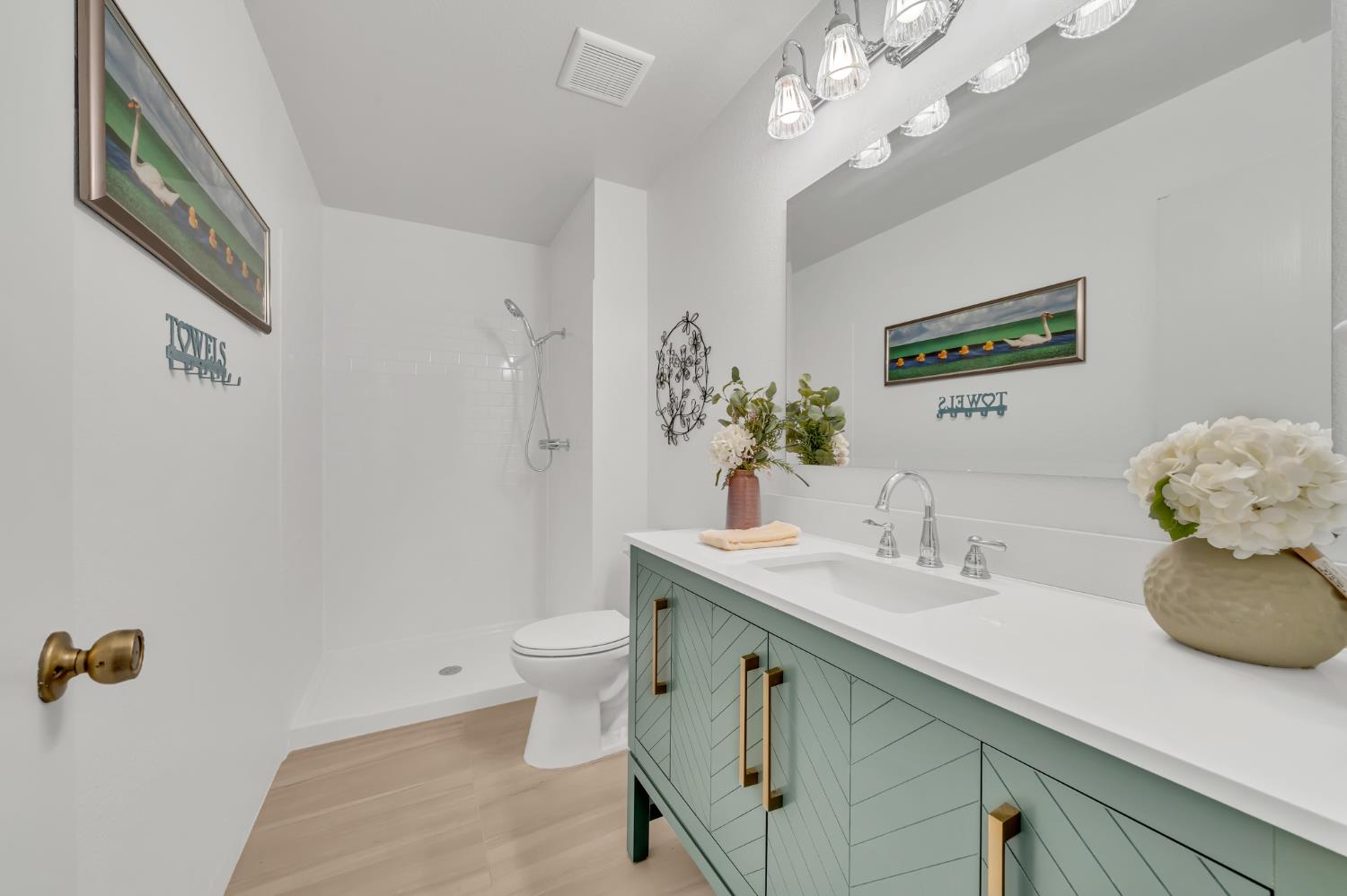 6212 Chapel View Lane Citrus Heights, CA 95621 - Photo 37 of 59 Upstairs on suite bathroom