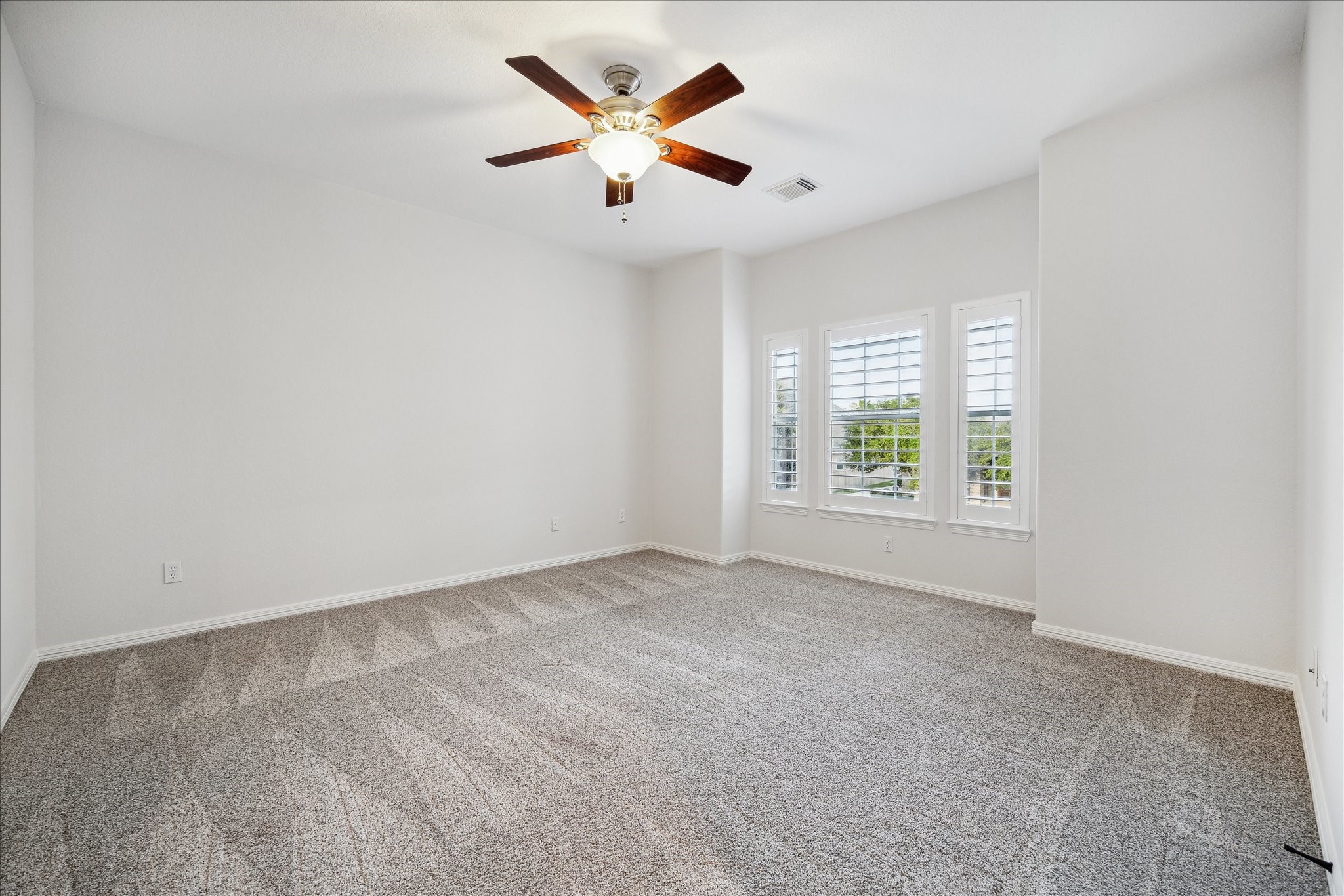 6211 Alameda Point Lane Houston, TX 77041 - Photo 38 of 50 Well-sized secondary bedroom with ceiling fan and plantation shutters.
