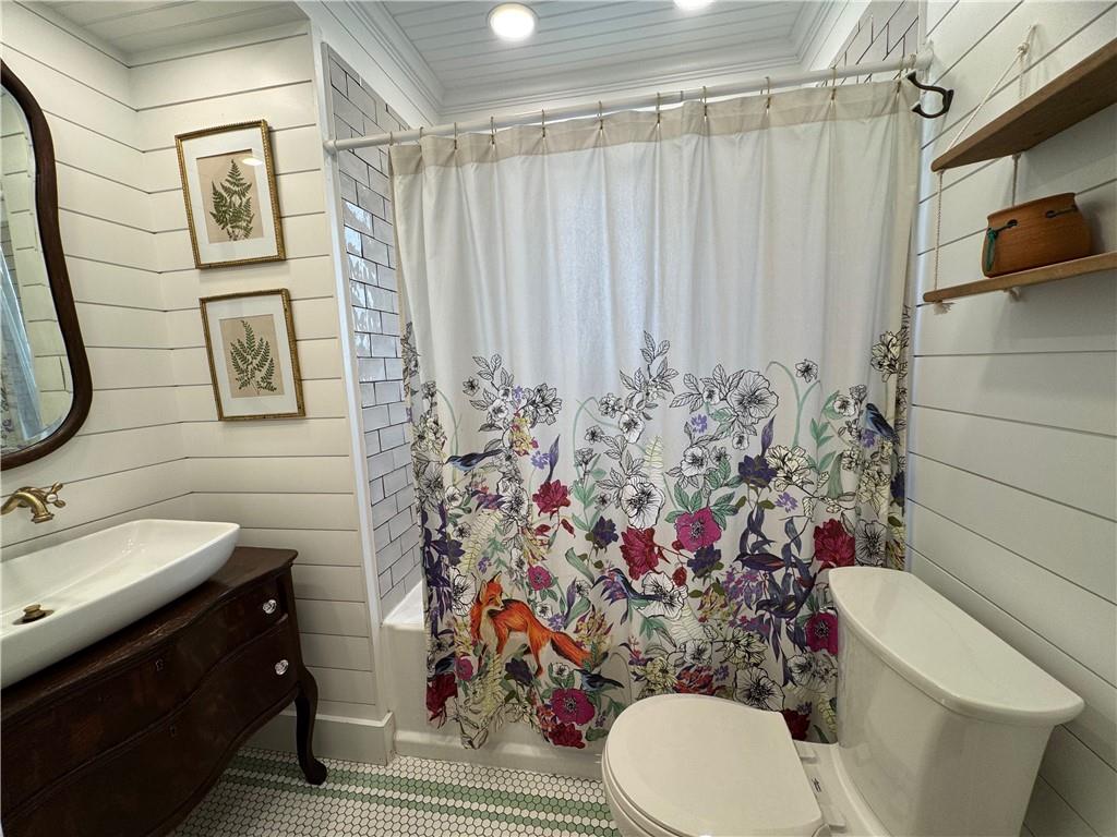 504 Sawmill Road Greensburg, PA 15601 - Photo 21 of 25 One of the bathrooms - very nicely redone - tasteful decor!