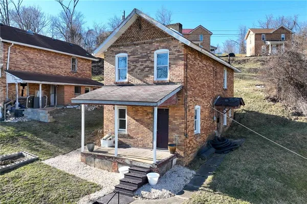 a view of a house with a yard