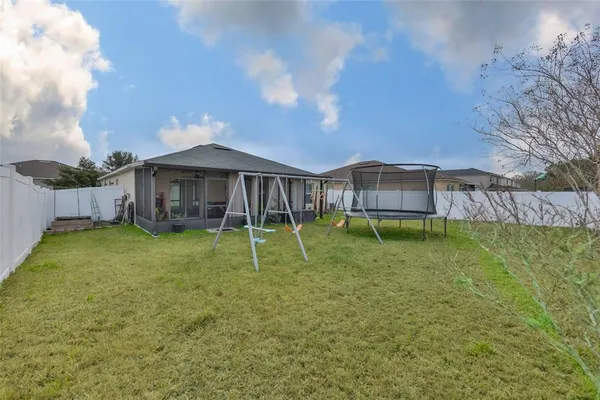 a view of a backyard
