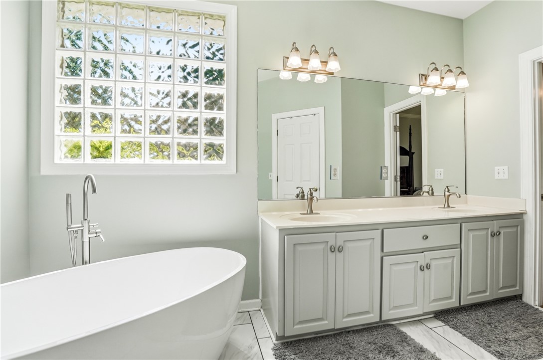 401 Colley Lane St. Simons Island, GA 31522 - Photo 16 of 27 Primary Bathroom