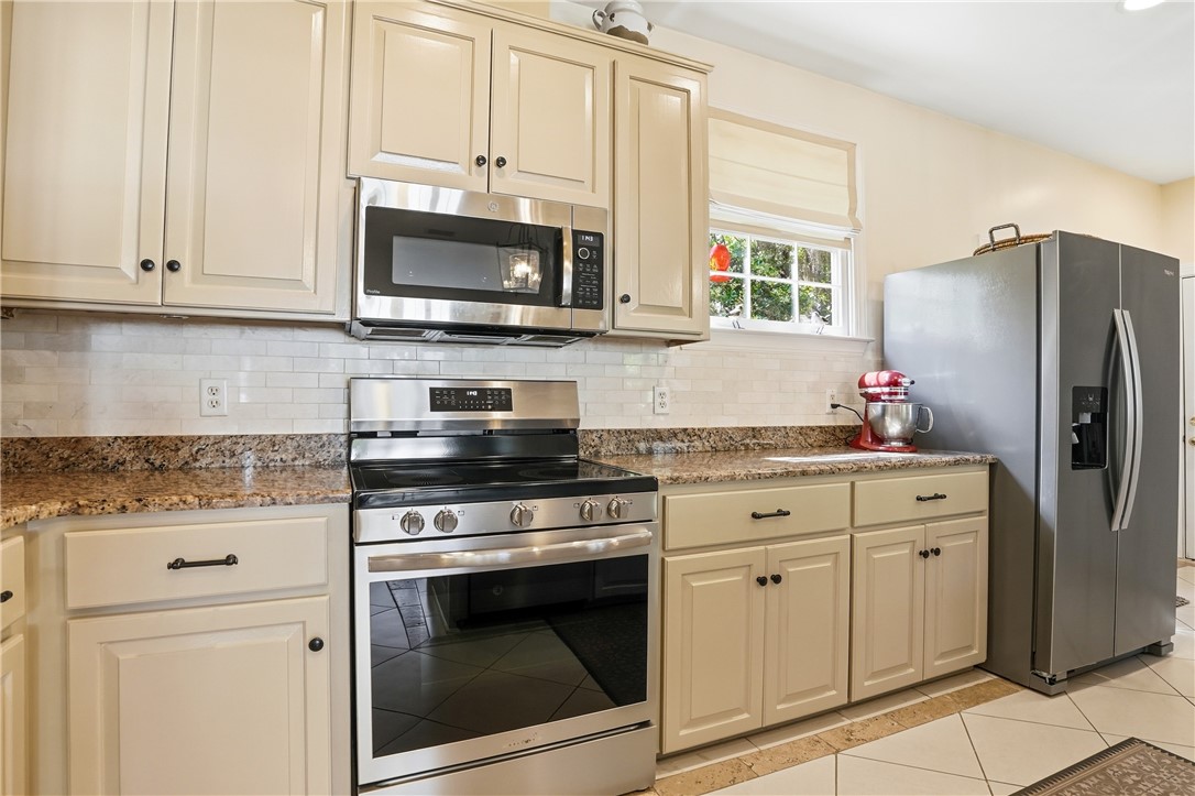 401 Colley Lane St. Simons Island, GA 31522 - Photo 7 of 27 Ample Counterspace