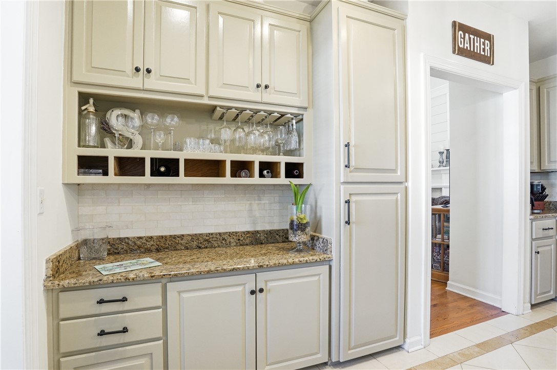 401 Colley Lane St. Simons Island, GA 31522 - Photo 9 of 27 Convenient Bar