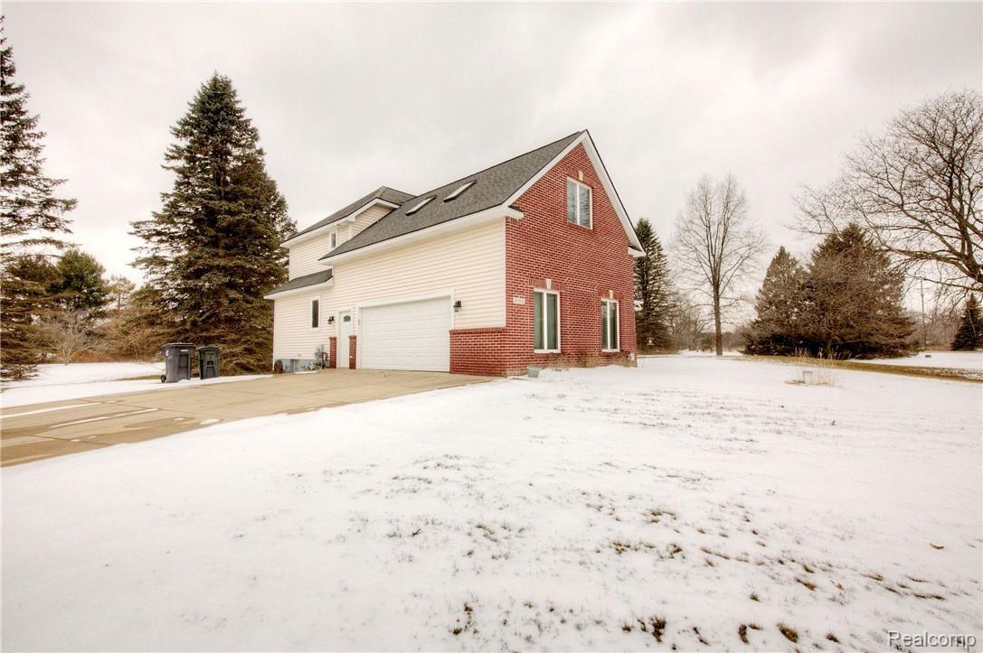 4762 Golf Club Road Howell, MI 48843 - Photo 2 of 42 930A2648_49_50.jpg