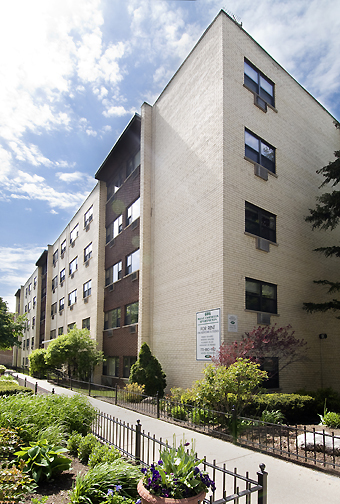 606 West Cornelia Avenue, Unit 482 Chicago, IL 60657 - Photo 1 of 13 a front view of a building