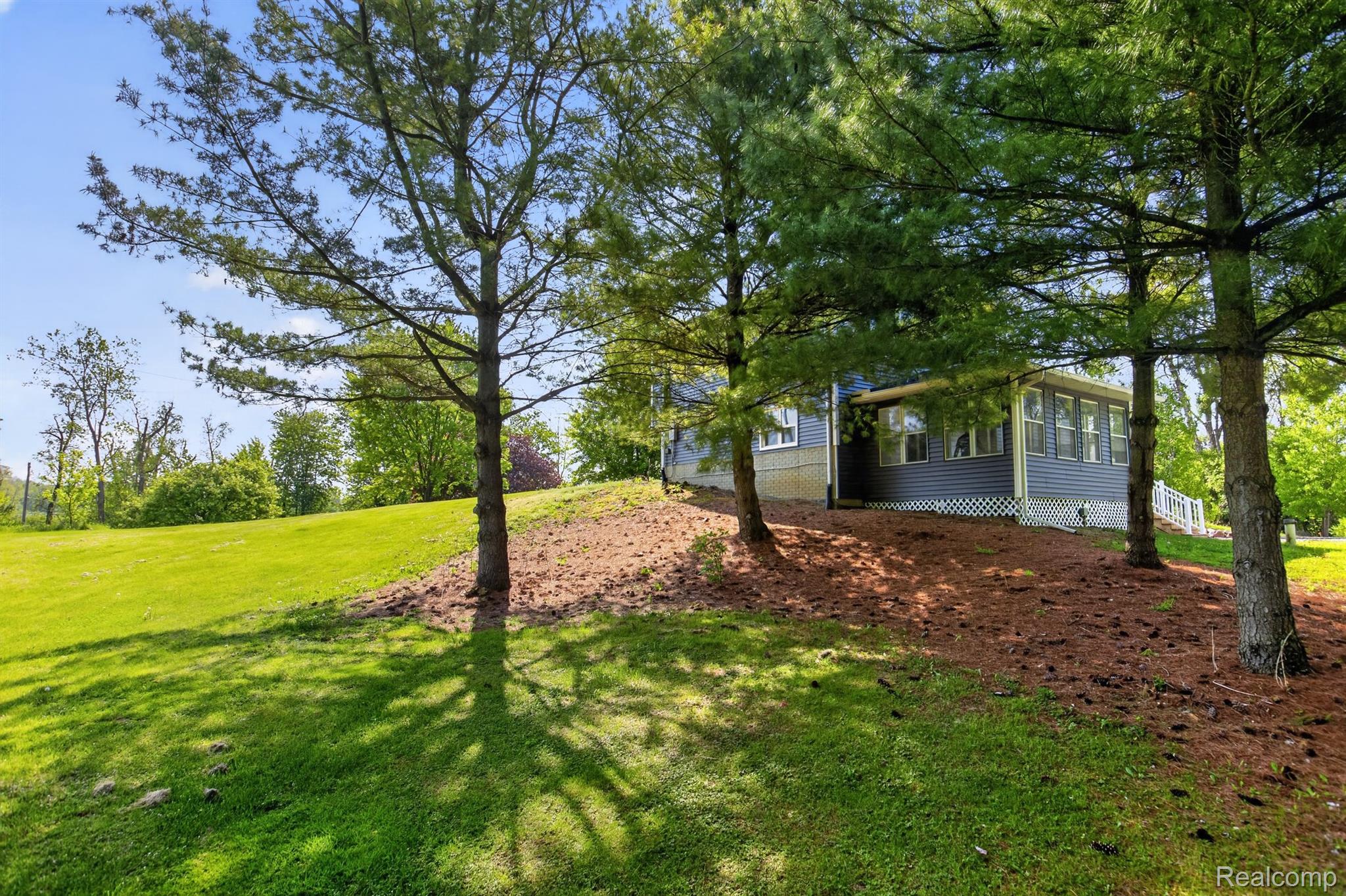 1215 North Oak Road Davison, MI 48423 - Photo 2 of 37