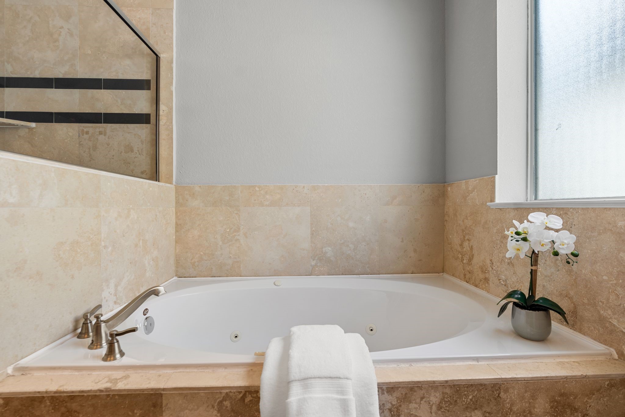 2316 Beall Street Houston, TX 77008 - Photo 11 of 30 Oversized jetted soaking tub with a spa like feel.