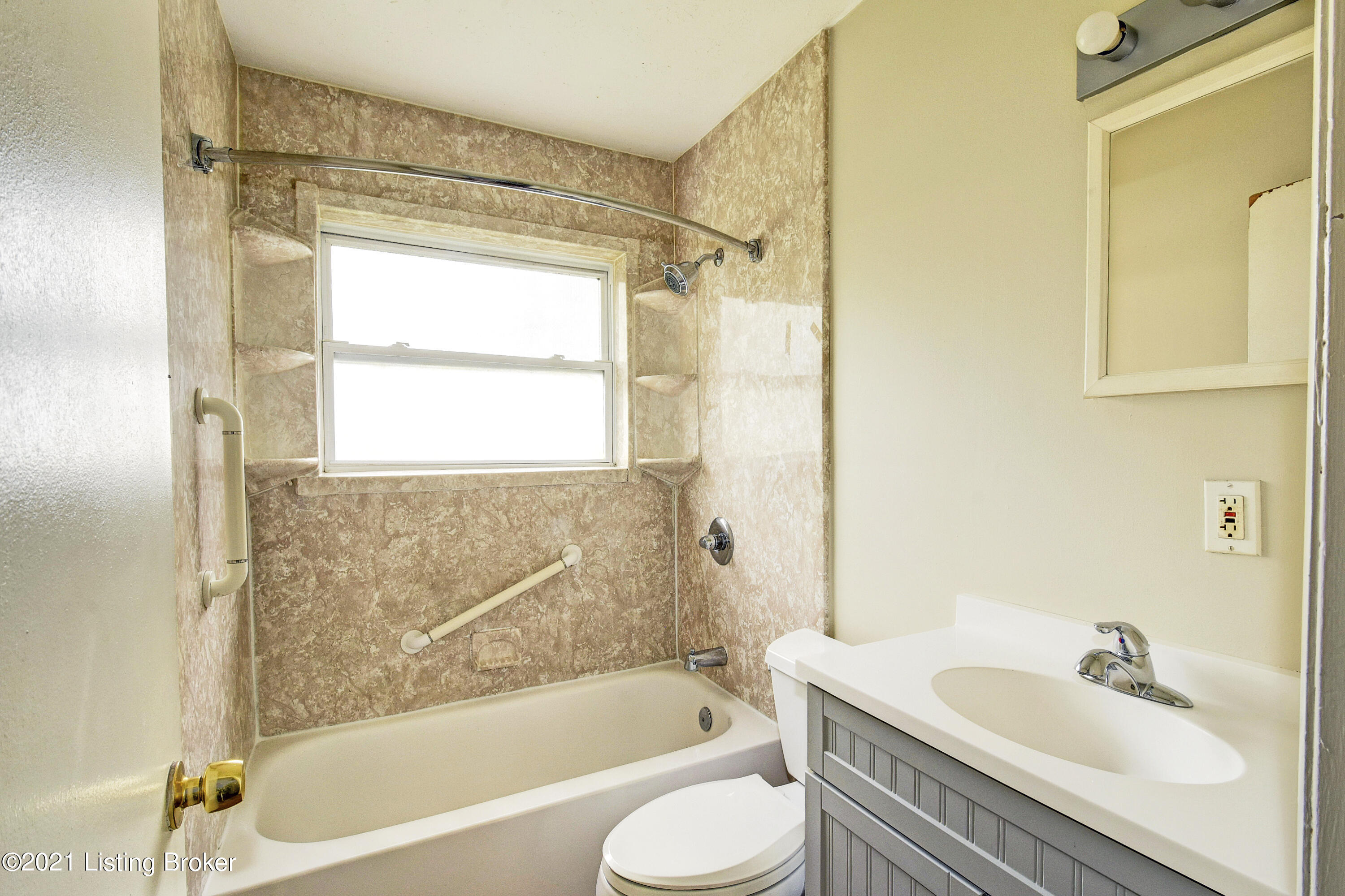 289 Dale Road Louisville, KY 40229 - Photo 19 of 25 Full Bath