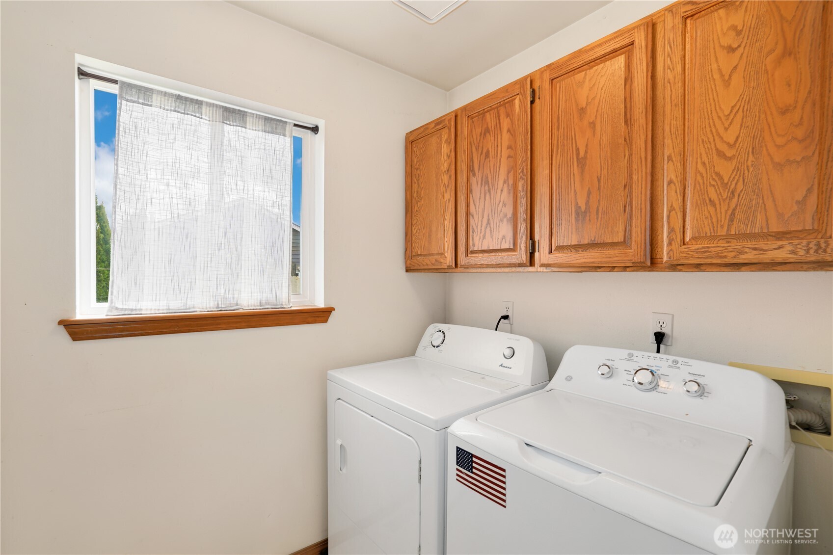 2947 Edel Avenue Enumclaw, WA 98022 - Photo 20 of 35 a utility room with dryer and washer