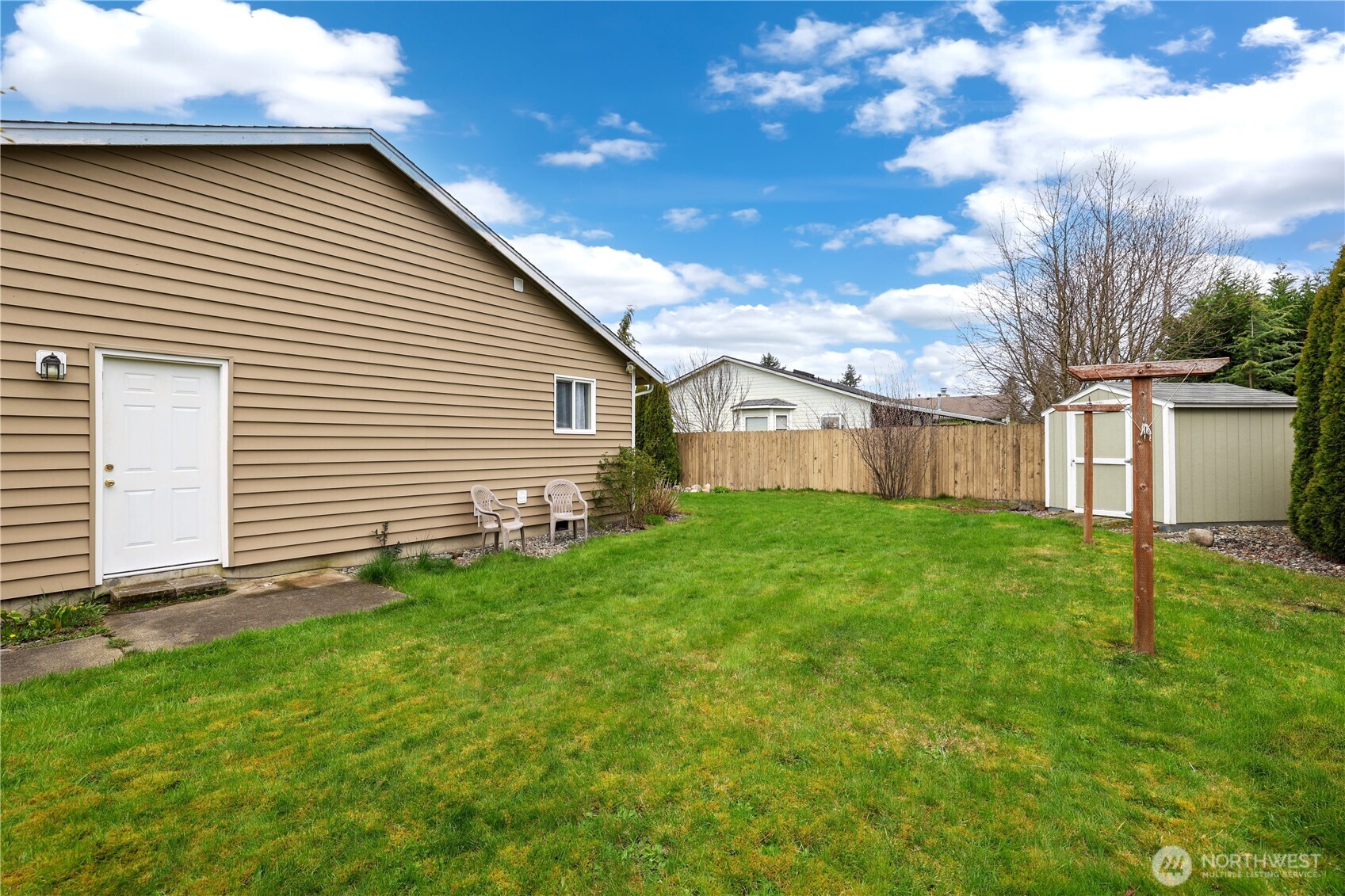 2947 Edel Avenue Enumclaw, WA 98022 - Photo 25 of 35 a front view of house with yard and green space