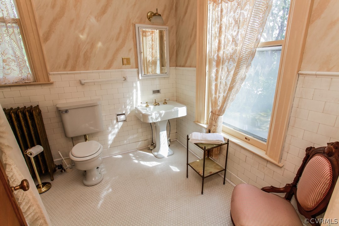 4016 Hermitage Road Richmond, VA 23227 - Photo 12 of 24 a bathroom with a toilet a sink and a mirror