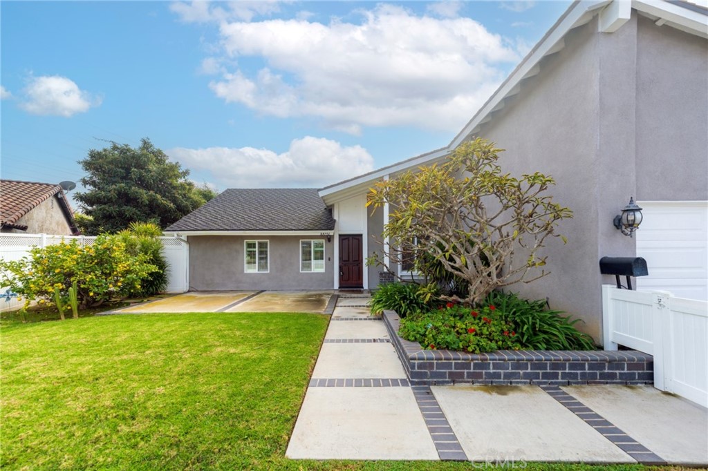 10092 Dana Drive Huntington Beach, CA 92646 - Photo 3 of 33