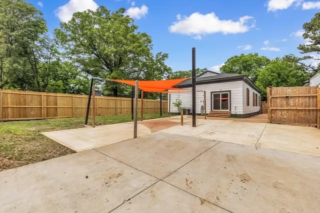 a view of a backyard with basket ball court
