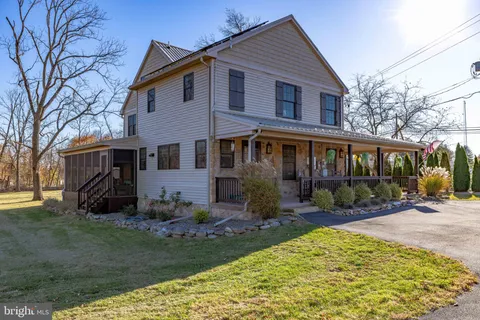 a view of a yard in front of house