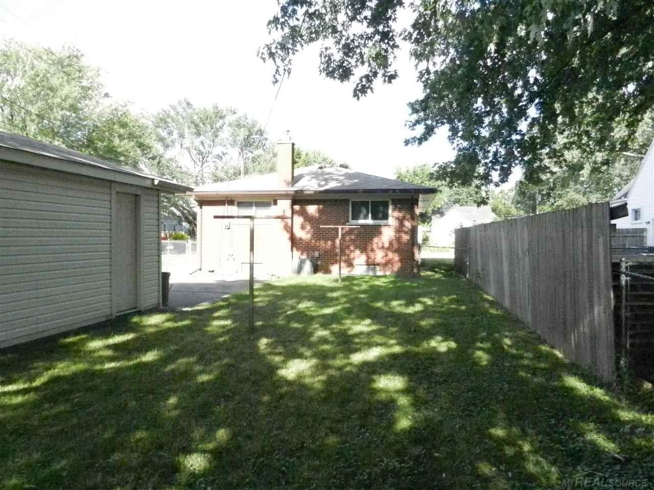 23837 Rausch Avenue Eastpointe, MI 48021 - Photo 45 of 47 31326267-44.JPG