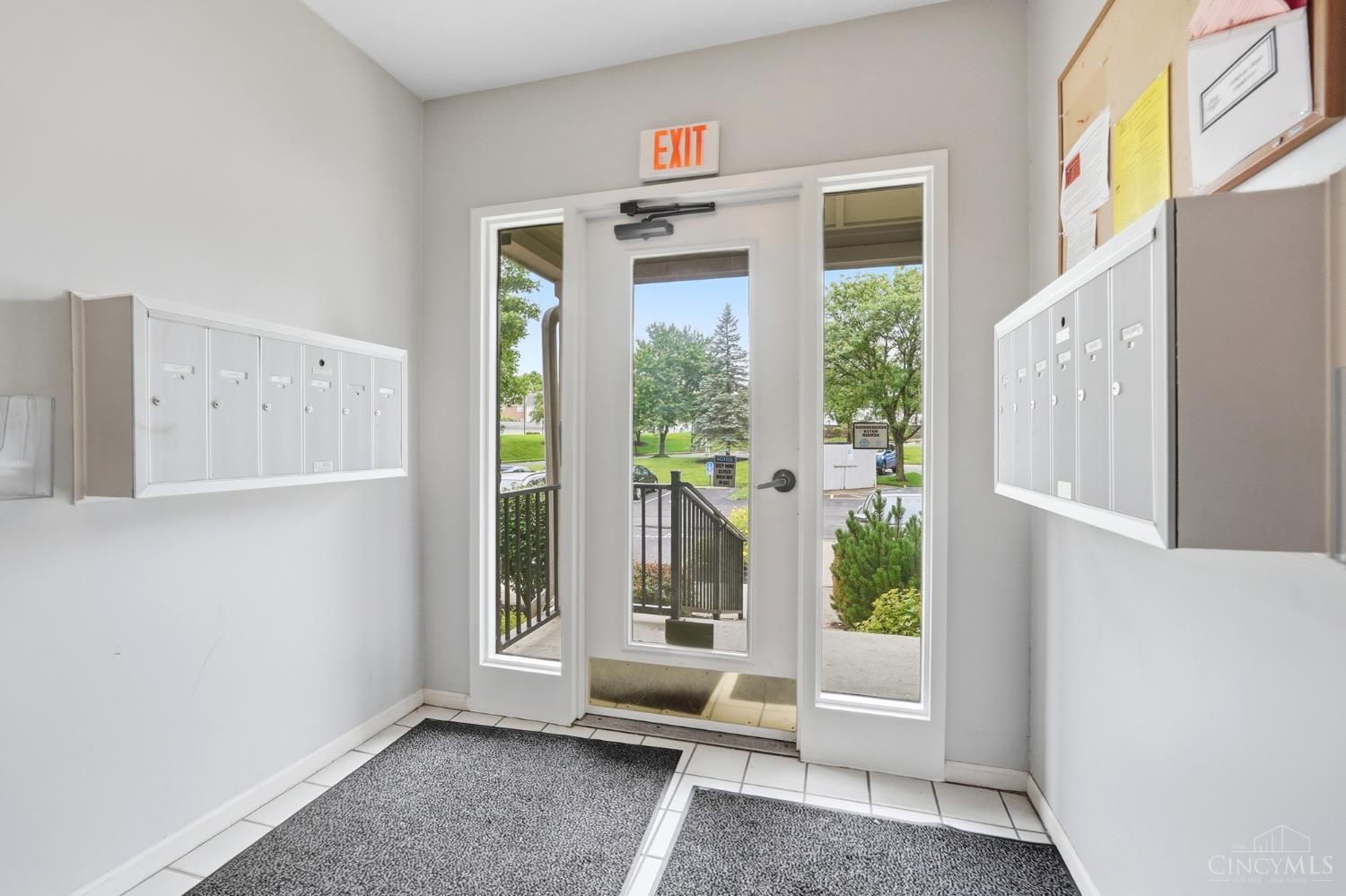 7370 Ridgepoint Drive, Unit 6 Cincinnati, OH 45230 - Photo 3 of 31