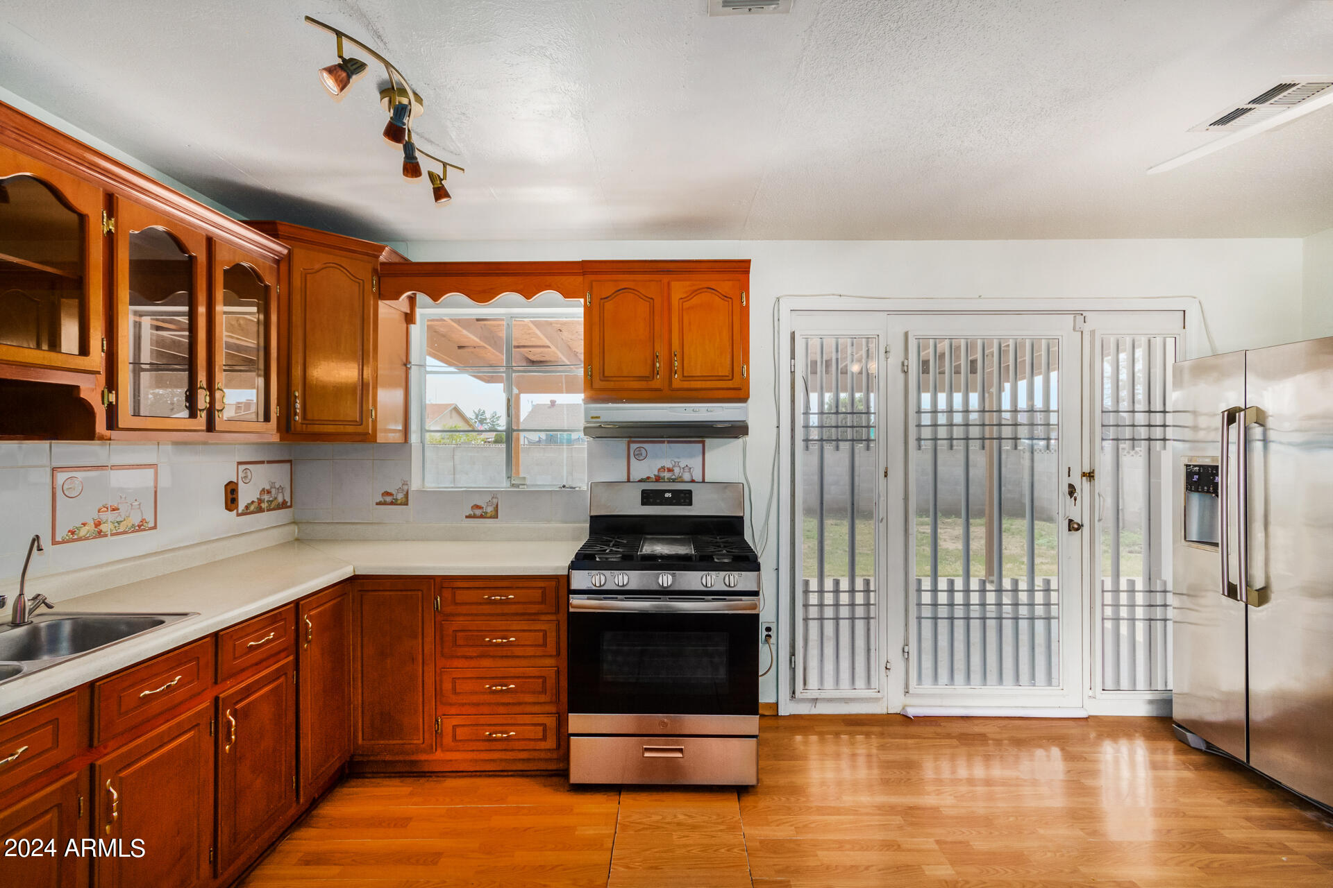 3407 West Charter Oak Road Phoenix, AZ 85029 - Photo 10 of 23 Kitchen