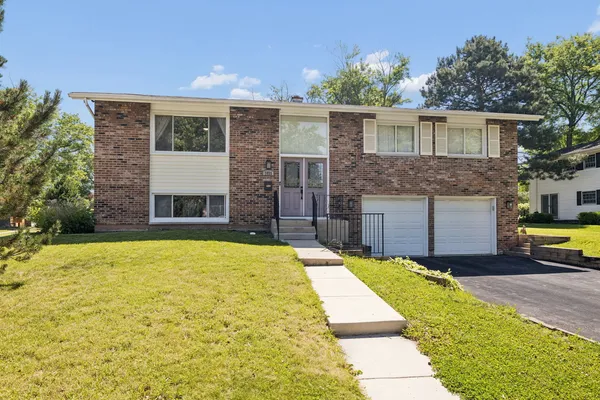 $489,900 | 7025 Roberts Drive, Woodridge, IL 60517