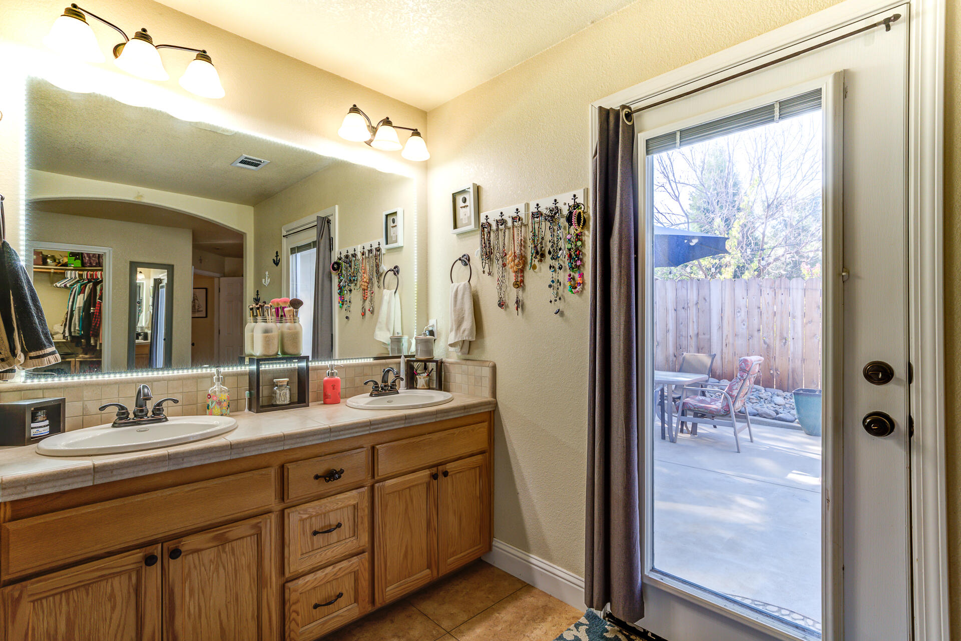 3372 Lawrence Road Redding, CA 96002 - Photo 17 of 30 bathroom opens to Patio