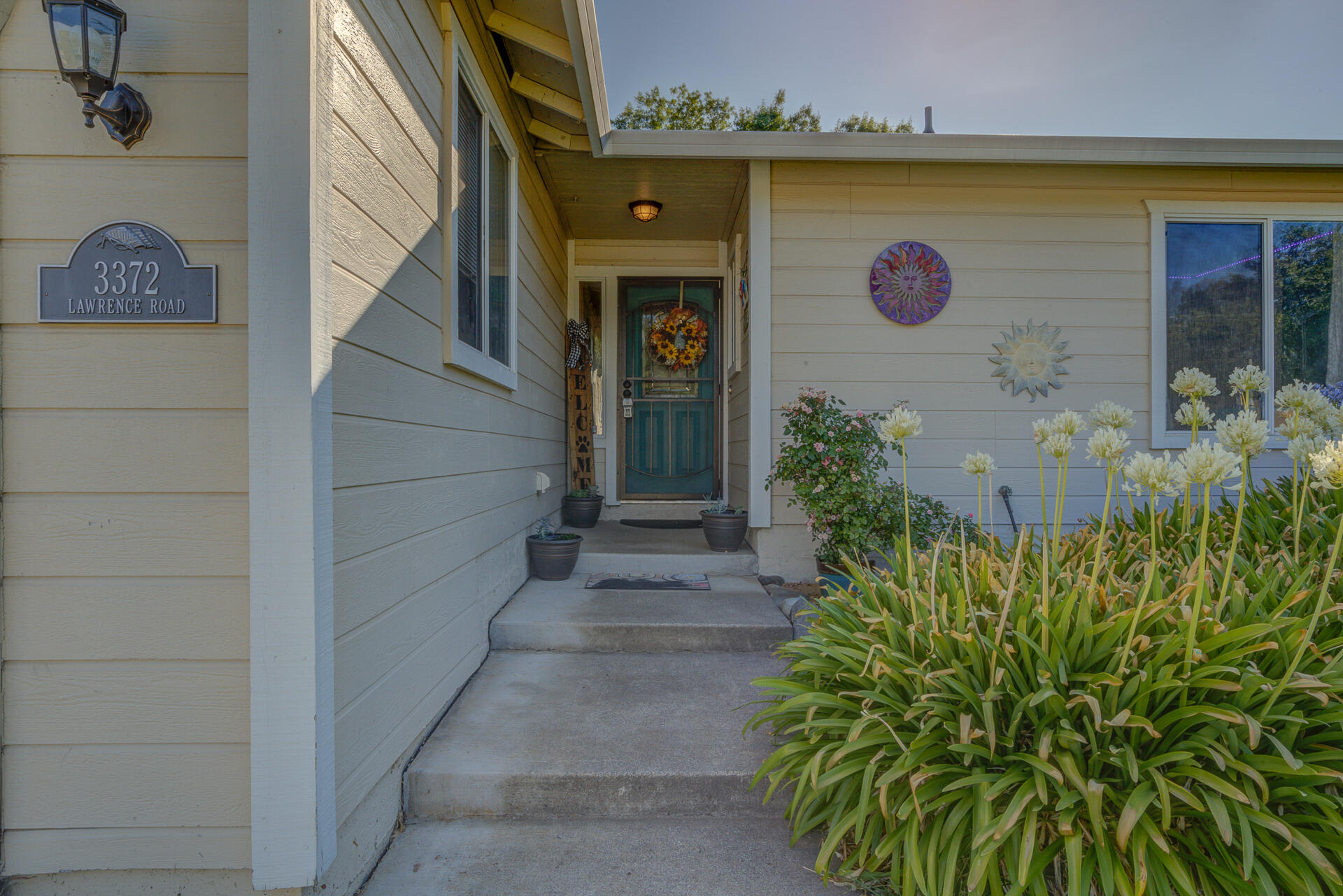 3372 Lawrence Road Redding, CA 96002 - Photo 3 of 30 Cozy entrance