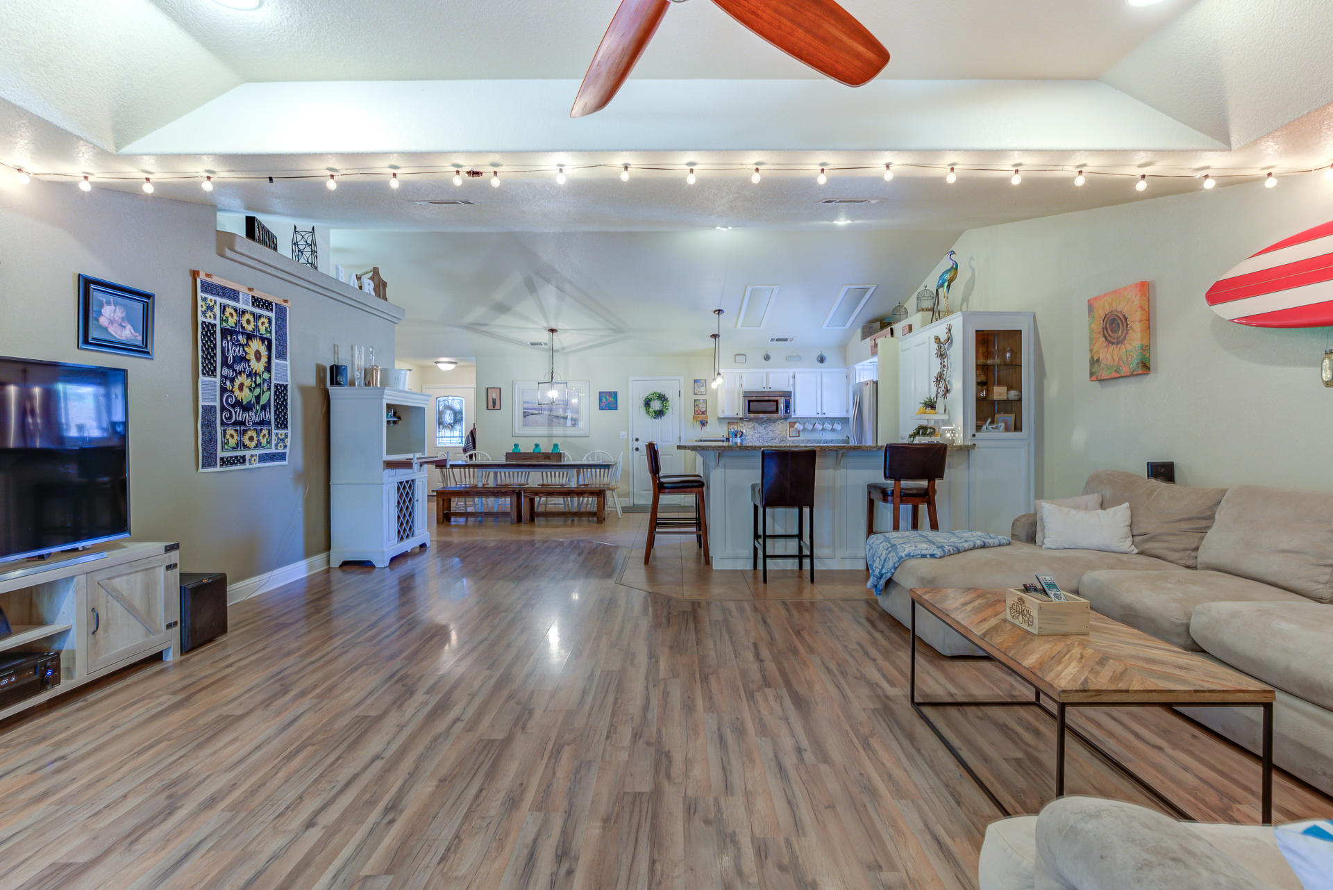 3372 Lawrence Road Redding, CA 96002 - Photo 9 of 30 Gorgeous open living area