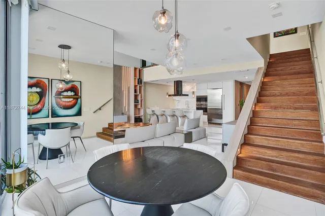 a view of livingroom with furniture