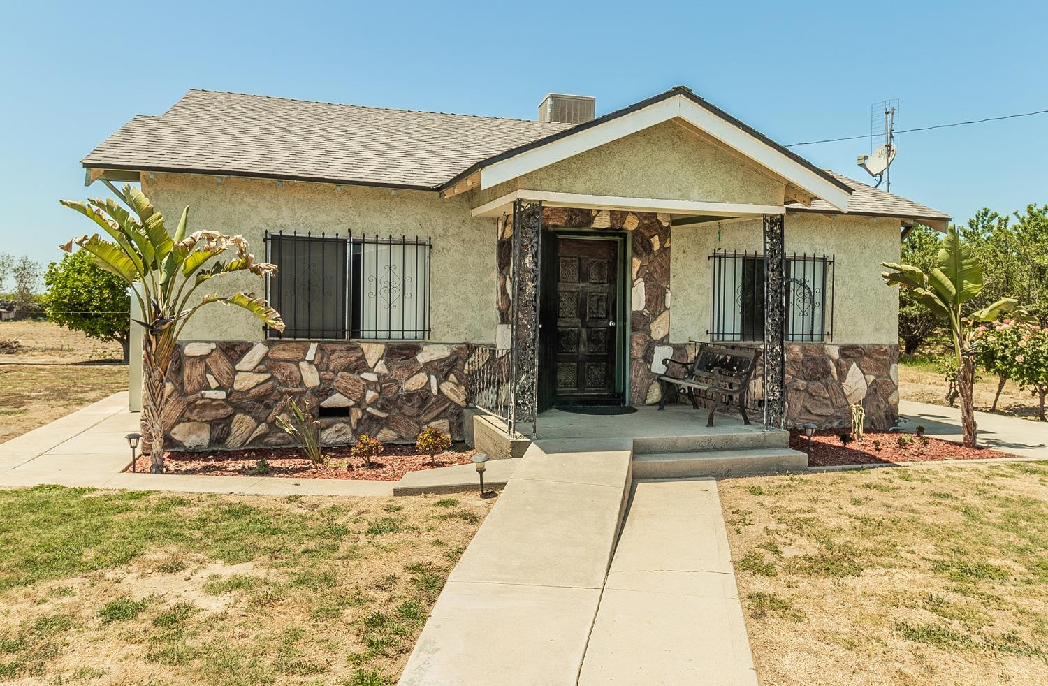 37991 Pound Road Dinuba, CA 93618 - Photo 13 of 32 a view of a house with sitting area