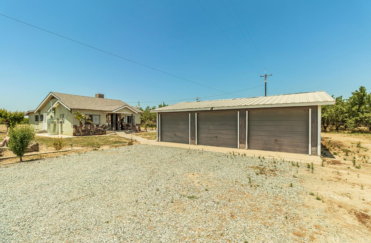 37991 Pound Road Dinuba, CA 93618 - Photo 29 of 32 a front view of a house with a yard and garage