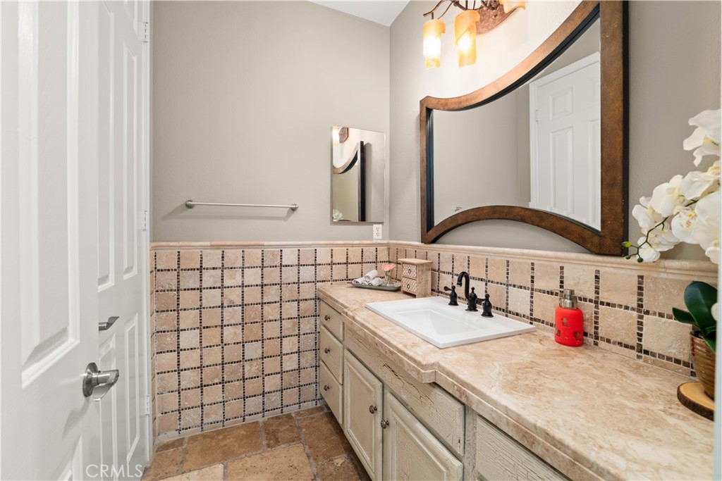 5060 Juneau Court Rancho Cucamonga, CA 91739 - Photo 31 of 42 Jack-n-Jill Bathroom