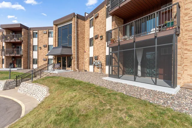 $169,900 | 2700 Oxford Street North, Unit 101, St. Paul, MN 55113