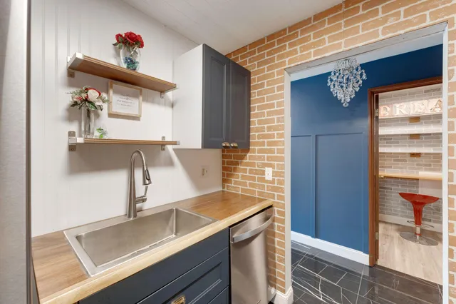 $169,900 | 2700 Oxford Street North, Unit 101, St. Paul, MN 55113