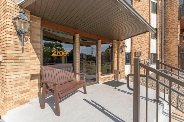 $169,900 | 2700 Oxford Street North, Unit 101, St. Paul, MN 55113