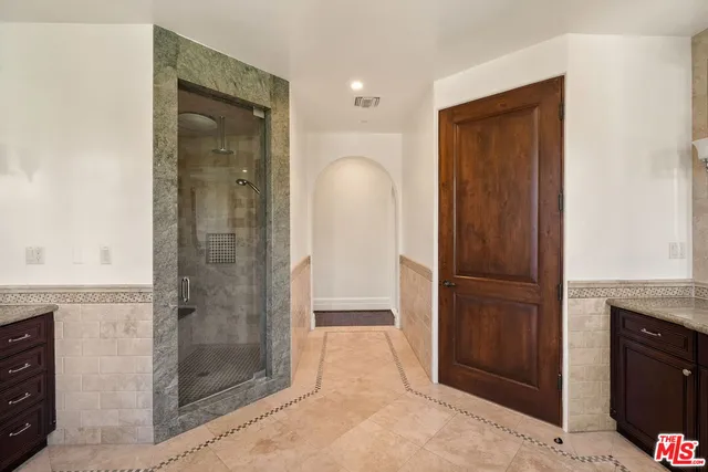 a view of entryway with shower