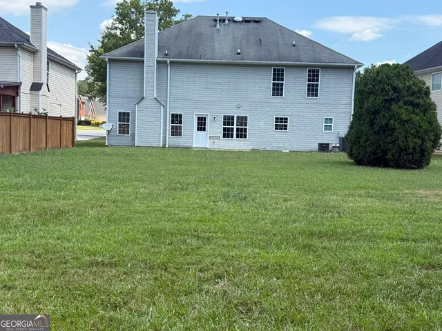 a view of a back yard of the house