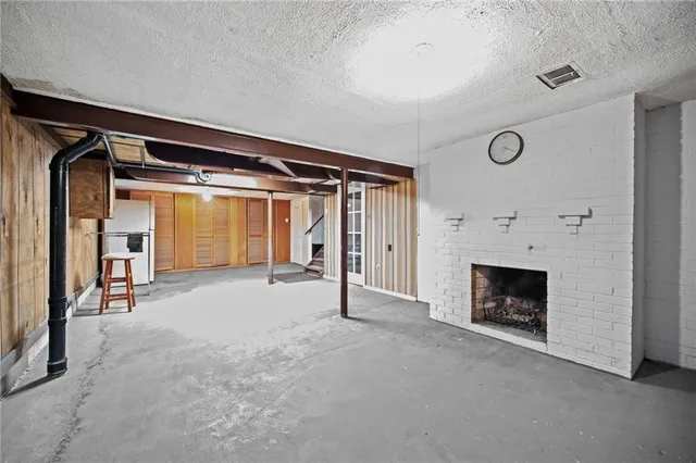 a view of empty room with ceiling fan